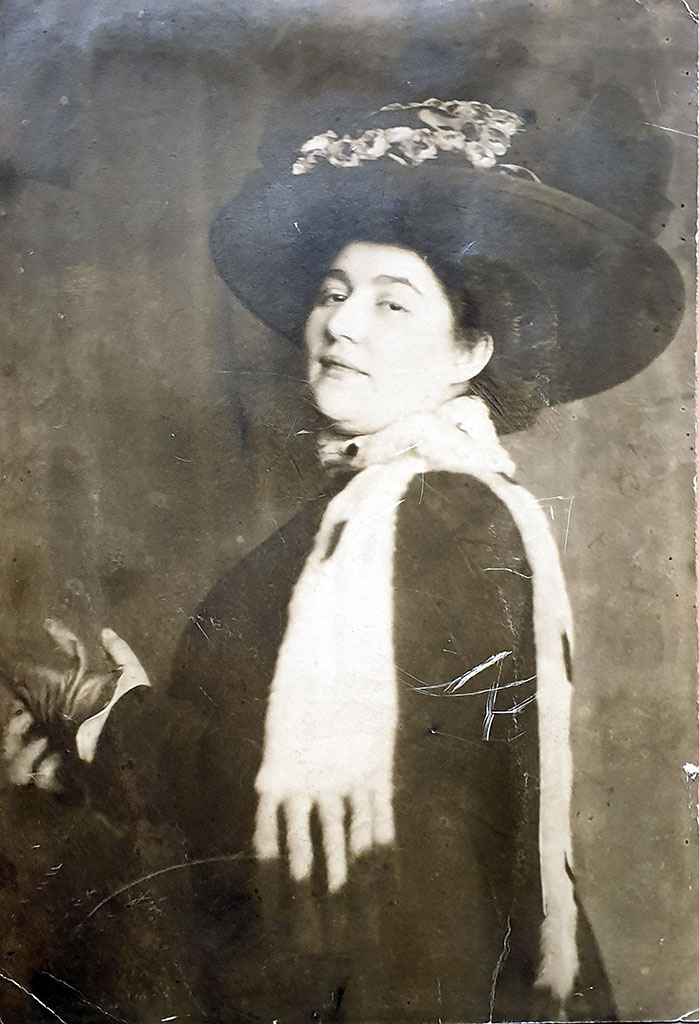 Baba Adya als Grand Dame vor der Revolution