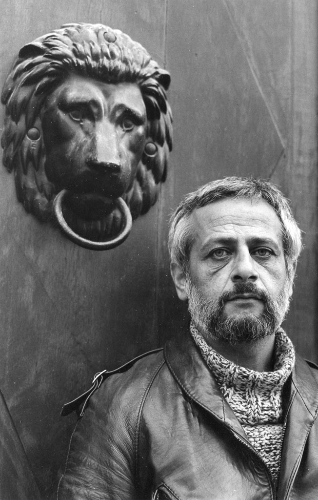 Boris Rabinovich steht vor einem Haustor mit dem Türklopfer  in Form eines Löwenkopfes