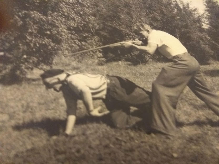 Onkel Wassya als ein Jäger mit dem Gewehr, mein Vater als ein Jagdhund zu seinen Füßen