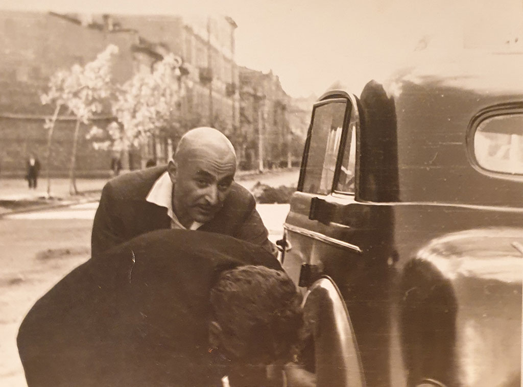 Der Vater und ein anderer Mann neben dem Auto