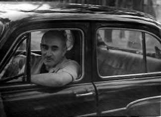 Michail Lwowitsch sitzt im Auto auf dem Lenkerplatz