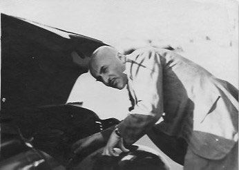 Der Vater steht vor seinem Auto