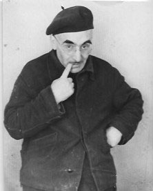 Der Vater zuzelt an seinem Zeigefinger