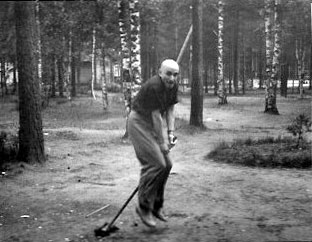 Vater reitet auf einem Besen, im Hintergrund Wald
