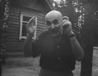 Der Vater  macht ein Geste, als ob er etwas sehr kleines zeigt