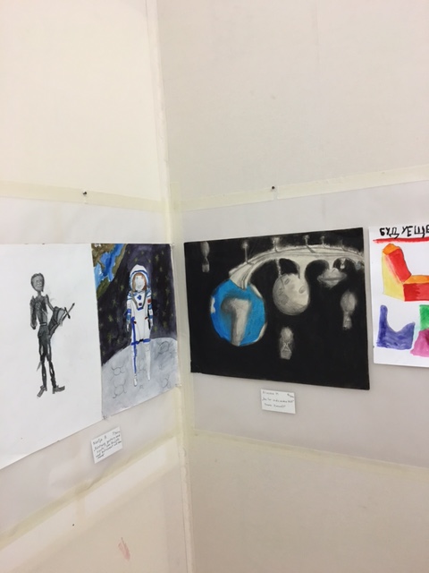 Ausstellung der Sch&uuml;lerarbeiten im Phantasten Museum.Thema &bdquo;Raumfahrtphantasien&ldquo;