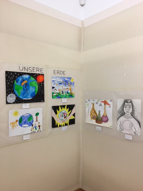 Ausstellung der Sch&uuml;lerarbeiten im Phantasten Museum. Thema &bdquo;Unsere Erde&ldquo;