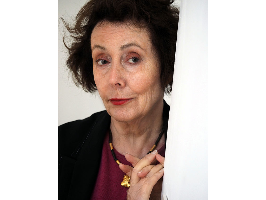 Großaufnahme NinaWR , den Kopf zur Schulter leicht geneigt