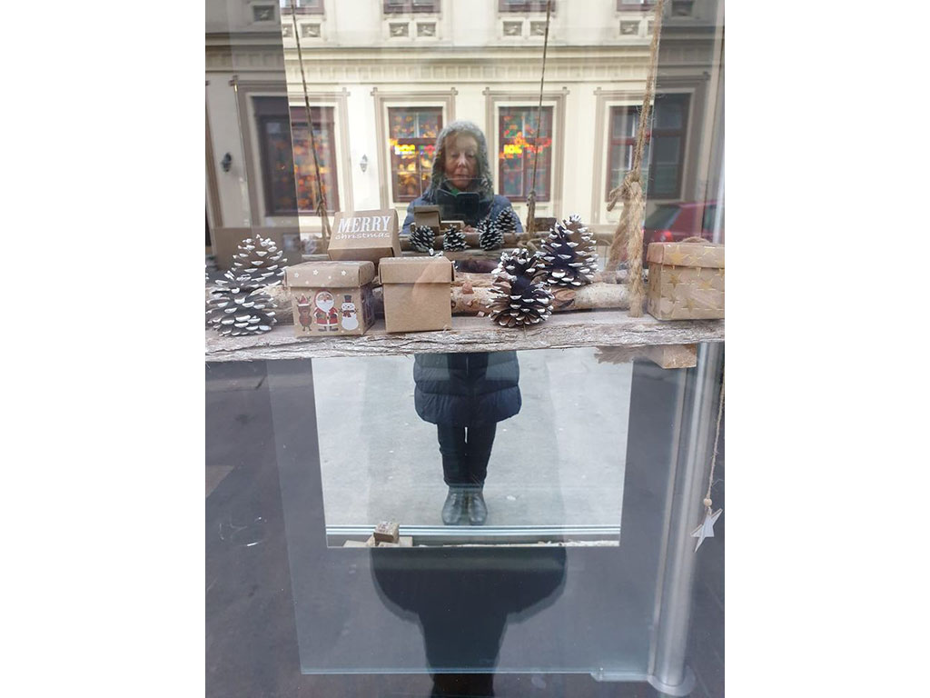 NinaWR fotografiert ihr Spiegelbild im Schaufenster, doppeltes Spiegelbild