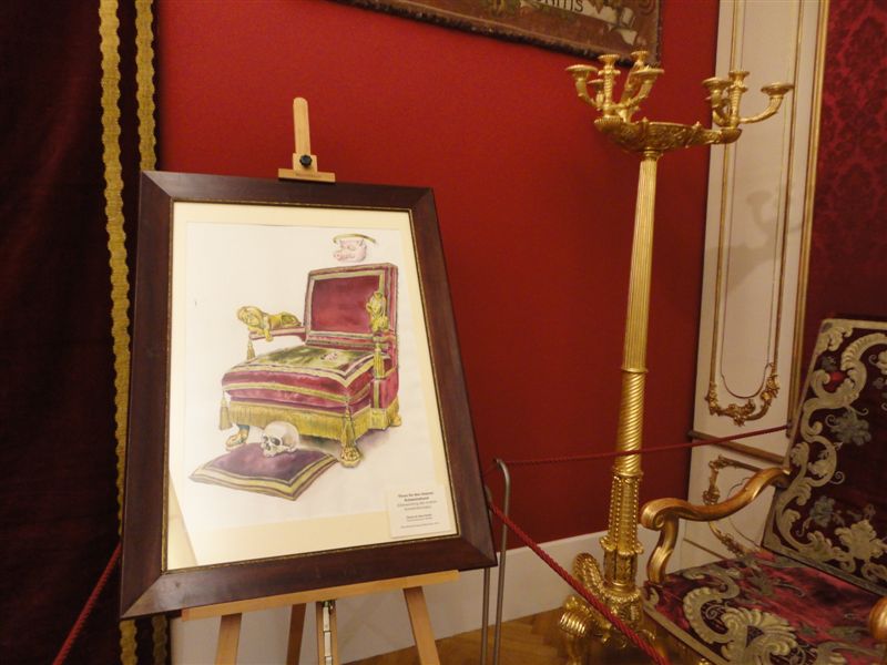 Ausstellung in Hofmobiliendepot, das Bild "Thron f&uuml;r  inneren Schweinehund"