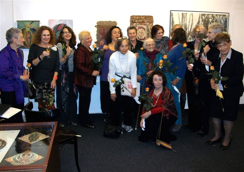 Группа художниц, участниц выставки c Хедвиг Бреннер, живущей в Израиле немецкоязычной писательницей и составительницей лексиконов