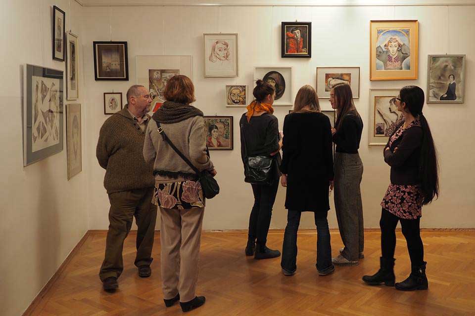 Посетители смотрят картины в зале на втором этаже галереи &laquo;эга: женщины в центре&raquo;