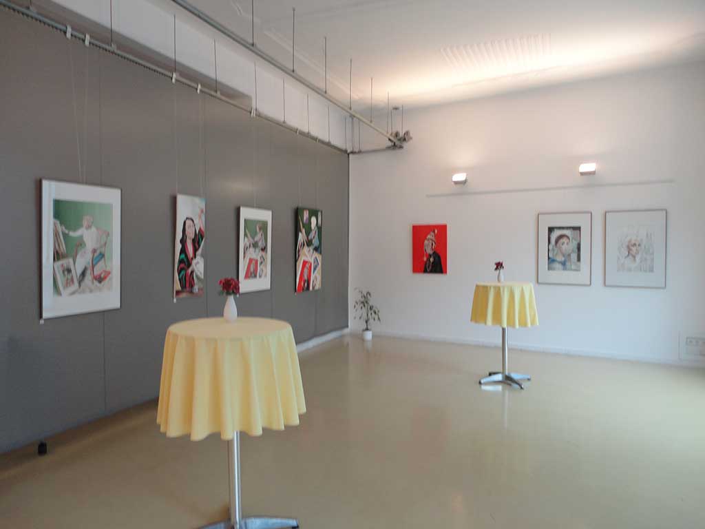 Зал на первом этаже галереи &laquo;эга: женщины в центре&raquo;, выставка &laquo;Художница = Модель&raquo;