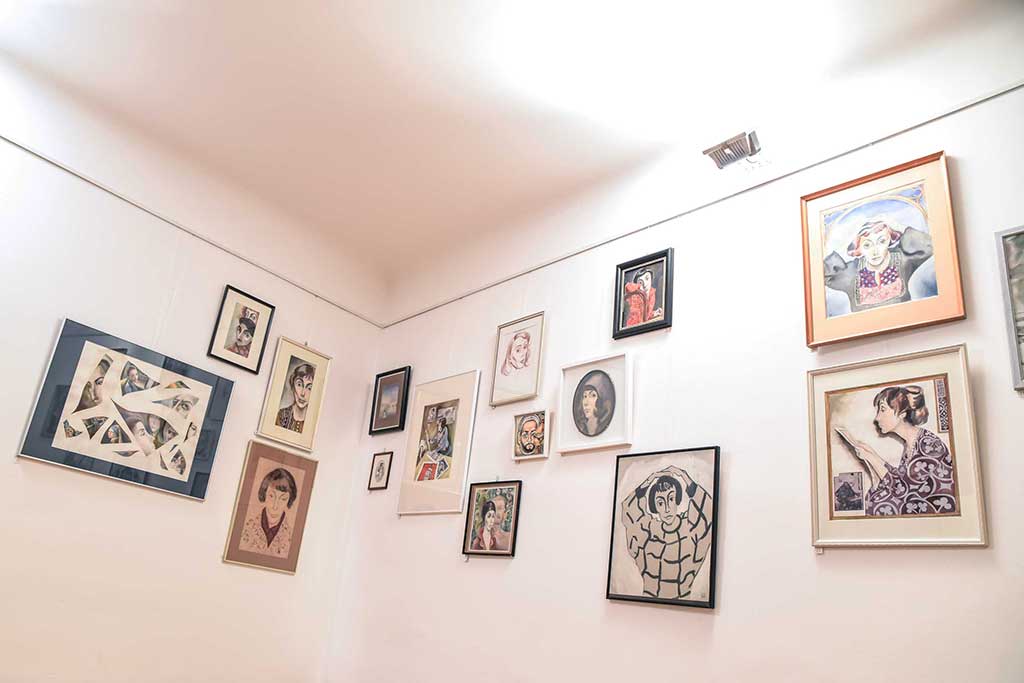 Зал на втором этаже галереи &laquo;эга: женщины в центре&raquo;