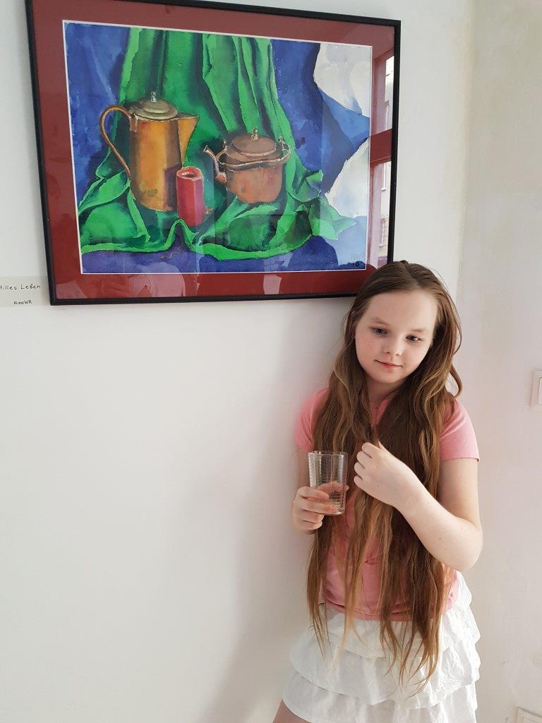 Die Sch&uuml;lerin vor dem Bild der Lehrerin